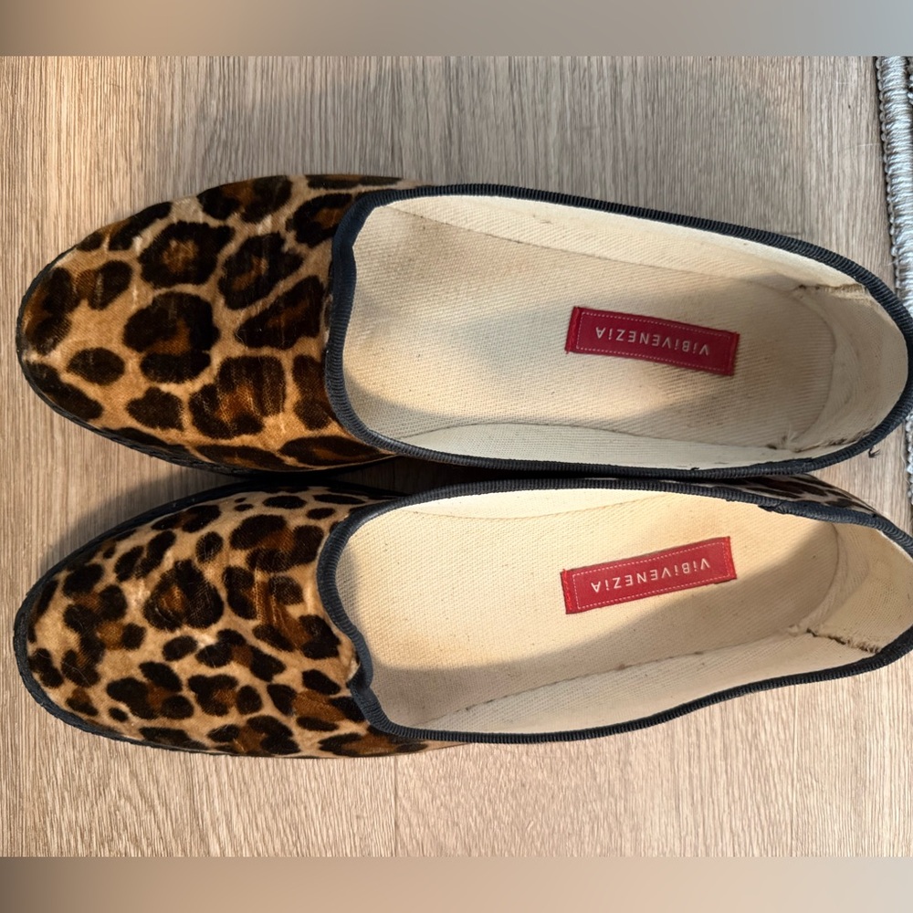 Vibi Venezia Leopard Flats